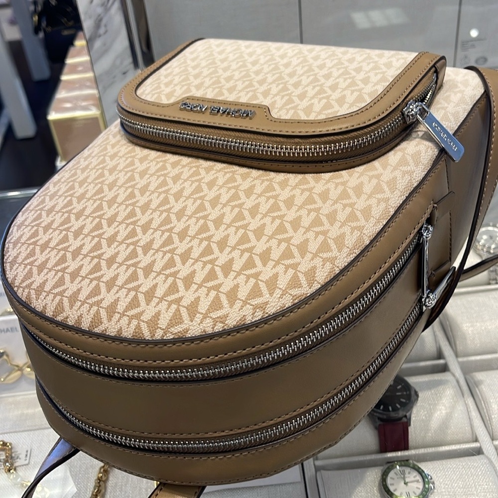 MICHAEL KORS Jaycee Medium Ombré Signature Logo Backpack
Husk
NWT - Picture 15 of 16